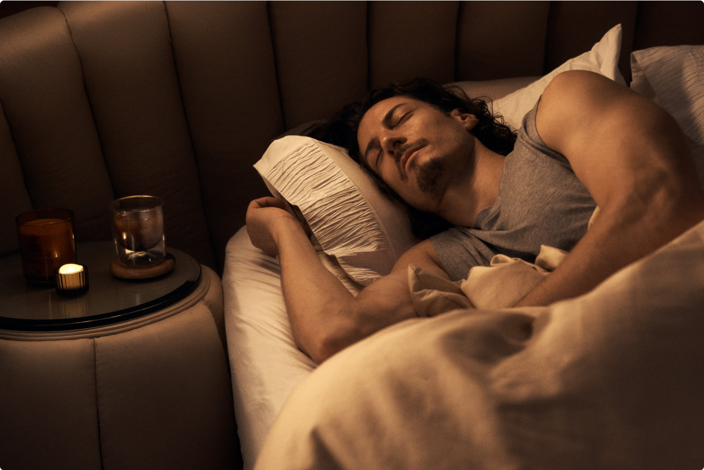 ベッドで穏やかに眠る人の様子